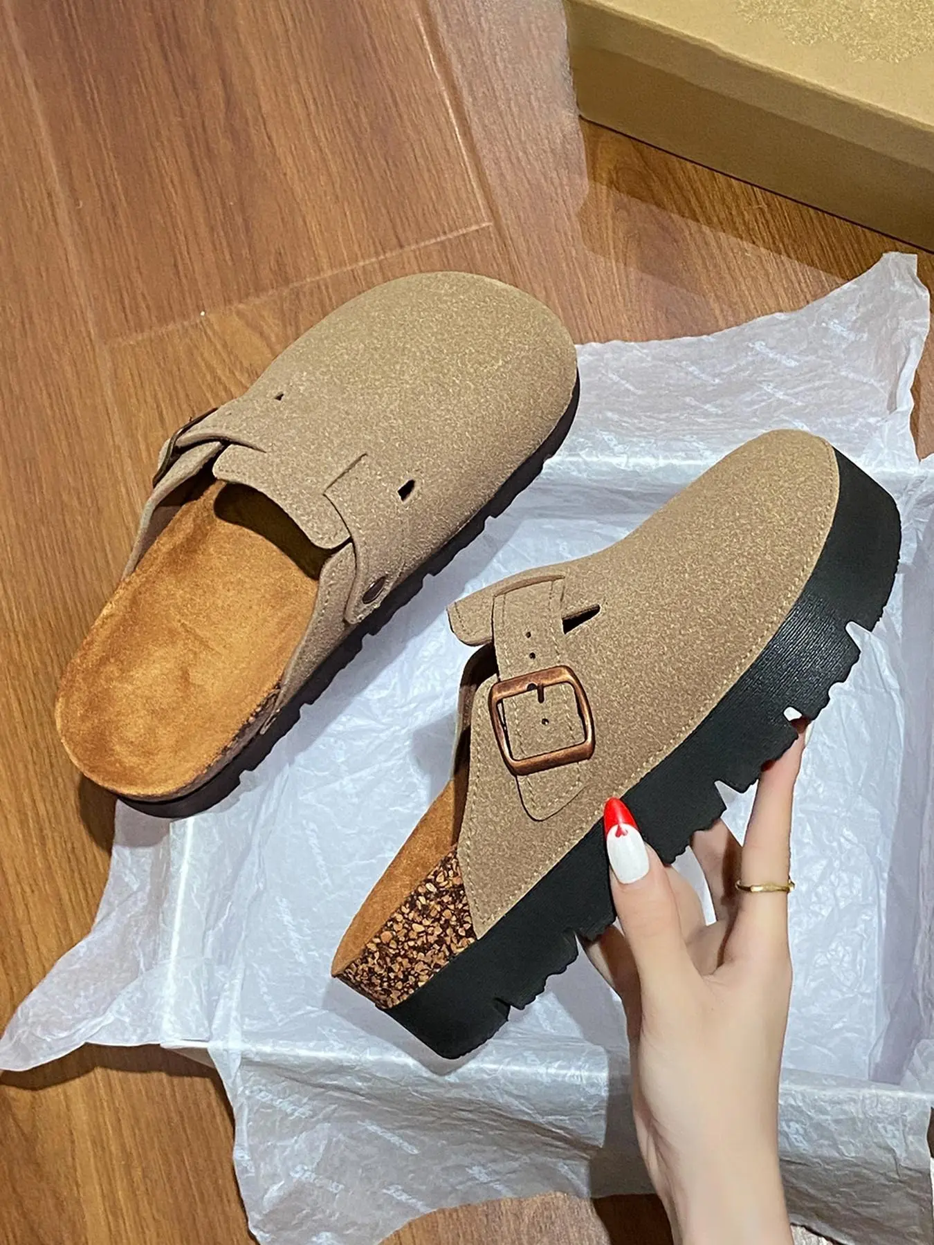 Suitable for all day wear, women's adult slippers for home use, comfortable beach sandals for indoor and outdoor use, new soft soled women's one foot thick soled toe slippers,