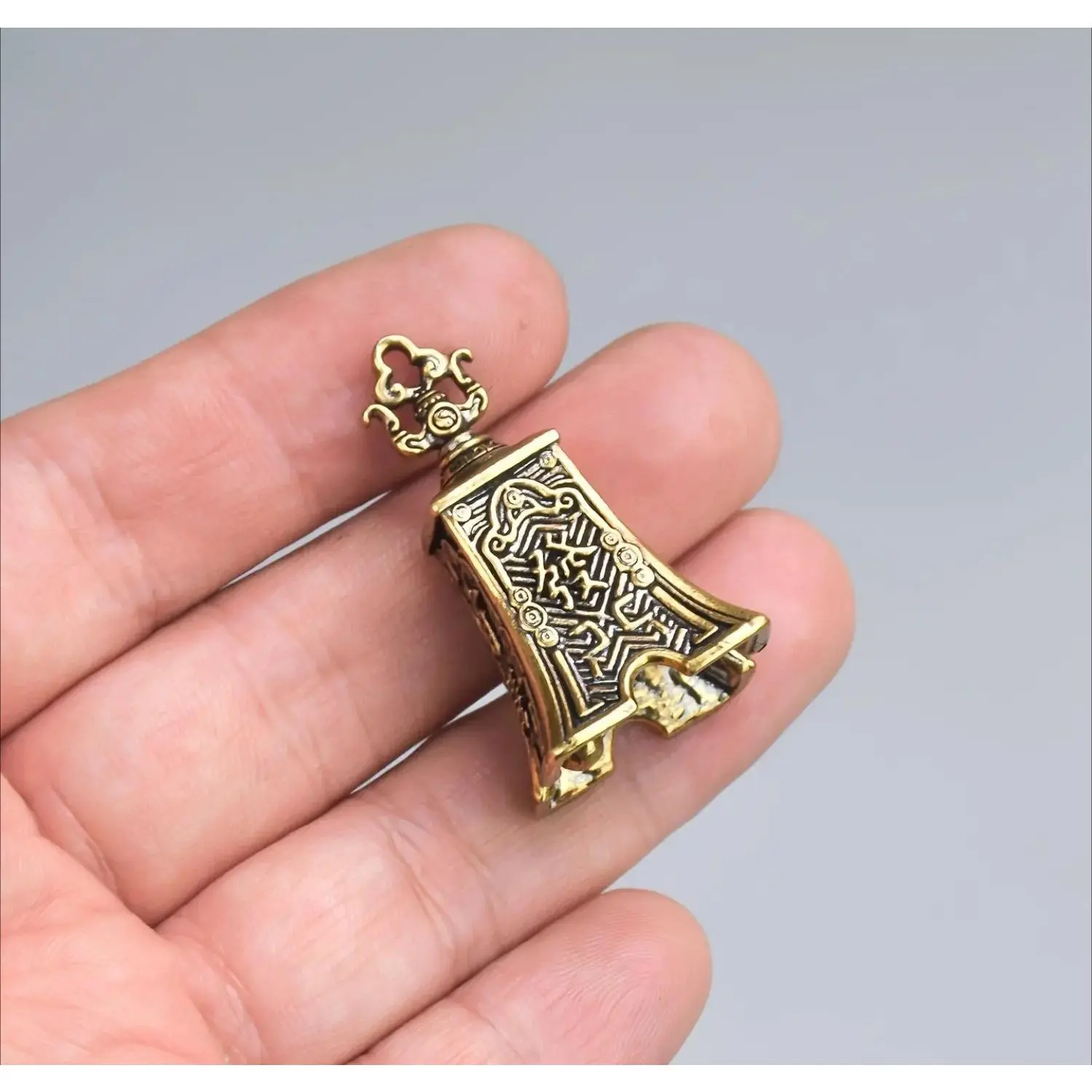 Brass "Daily Inflow of Gold" Wealth-Attracting Bell; Vintage Brass "Ten Thousand Taels of Gold" Auspicious Bell; Decorative Ornament; Small Brass Feng Shui Item for Attracting Good Fortune.