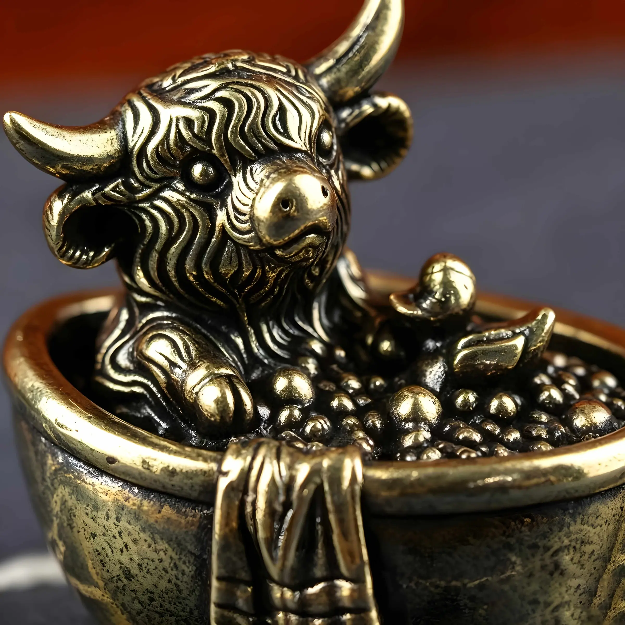 Pure Brass Highland Cow Bath Statue Sculpture, Decorative Statues, Hand Carved Vintage Rustic Water Splash Texture, Office Desk Decor, 1 Piece