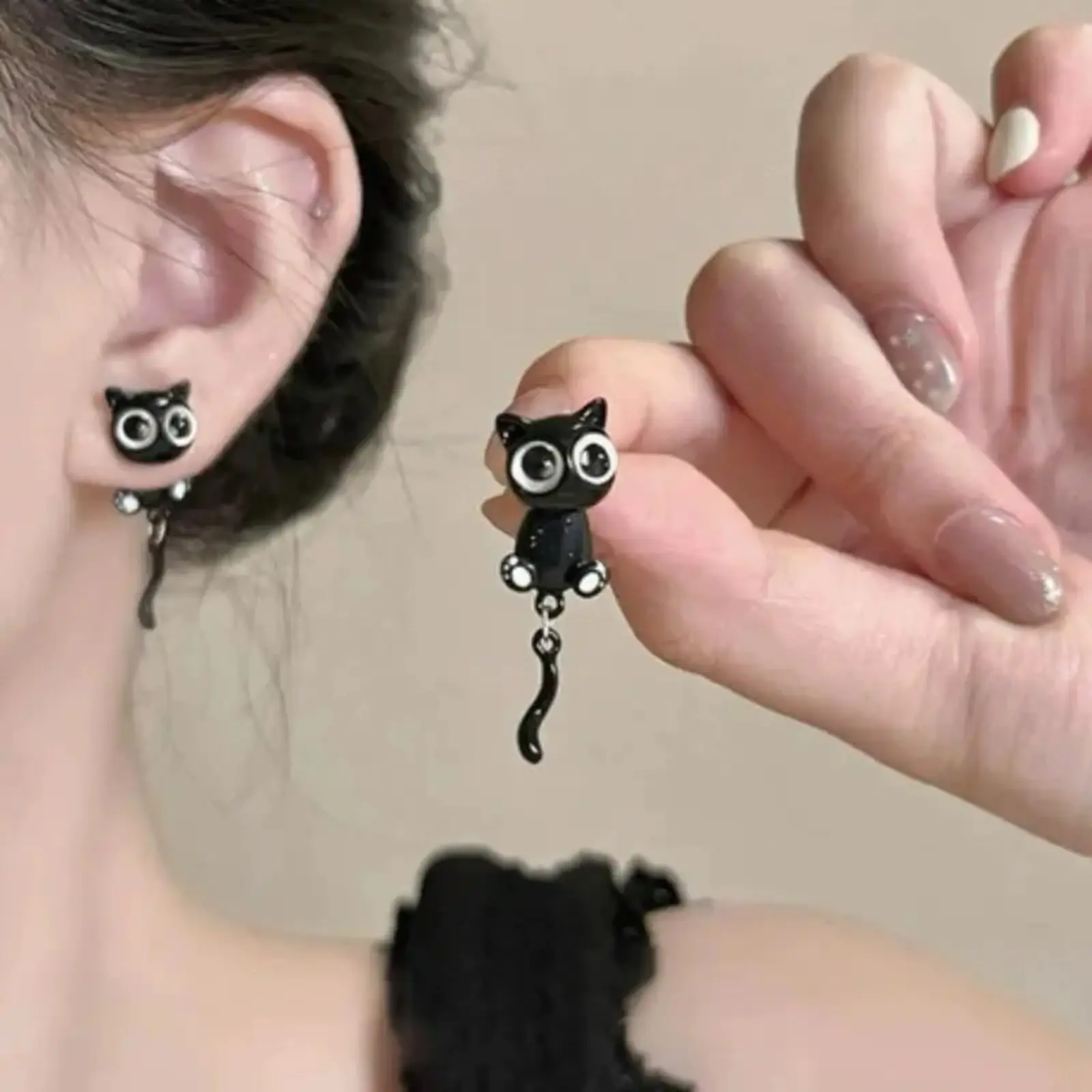 Women's Black Copper-Base Cat Stud Earrings, 3D Cute Cat Paw Design, Whimsical Fashion Jewelry for Halloween Party, Sports & Outdoor Outfit Accent, Animal, Female