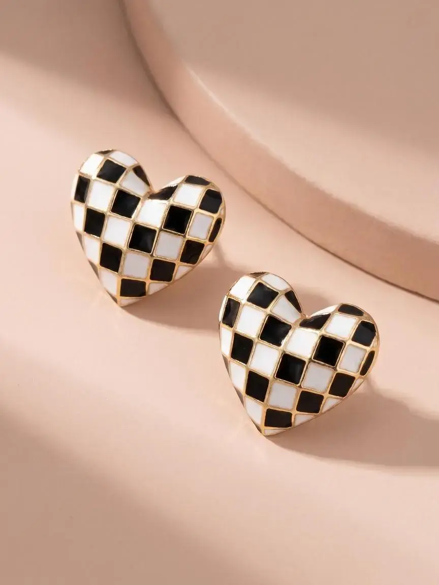 These checkerboard heart-shaped stud earrings are stylish enamel statement earrings that are exquisite jewelry, Valentines Day Jewelry, making them an excellent choice for birthday and Valentine's Day gifts