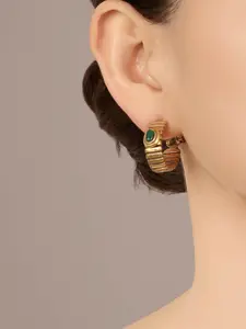 1 pair of retro gold emerald C-shaped earrings, with matte gold texture and warm green chalcedony, suitable for daily wear, vacation and dating occasions, and also a surprising and exquisite small gift.