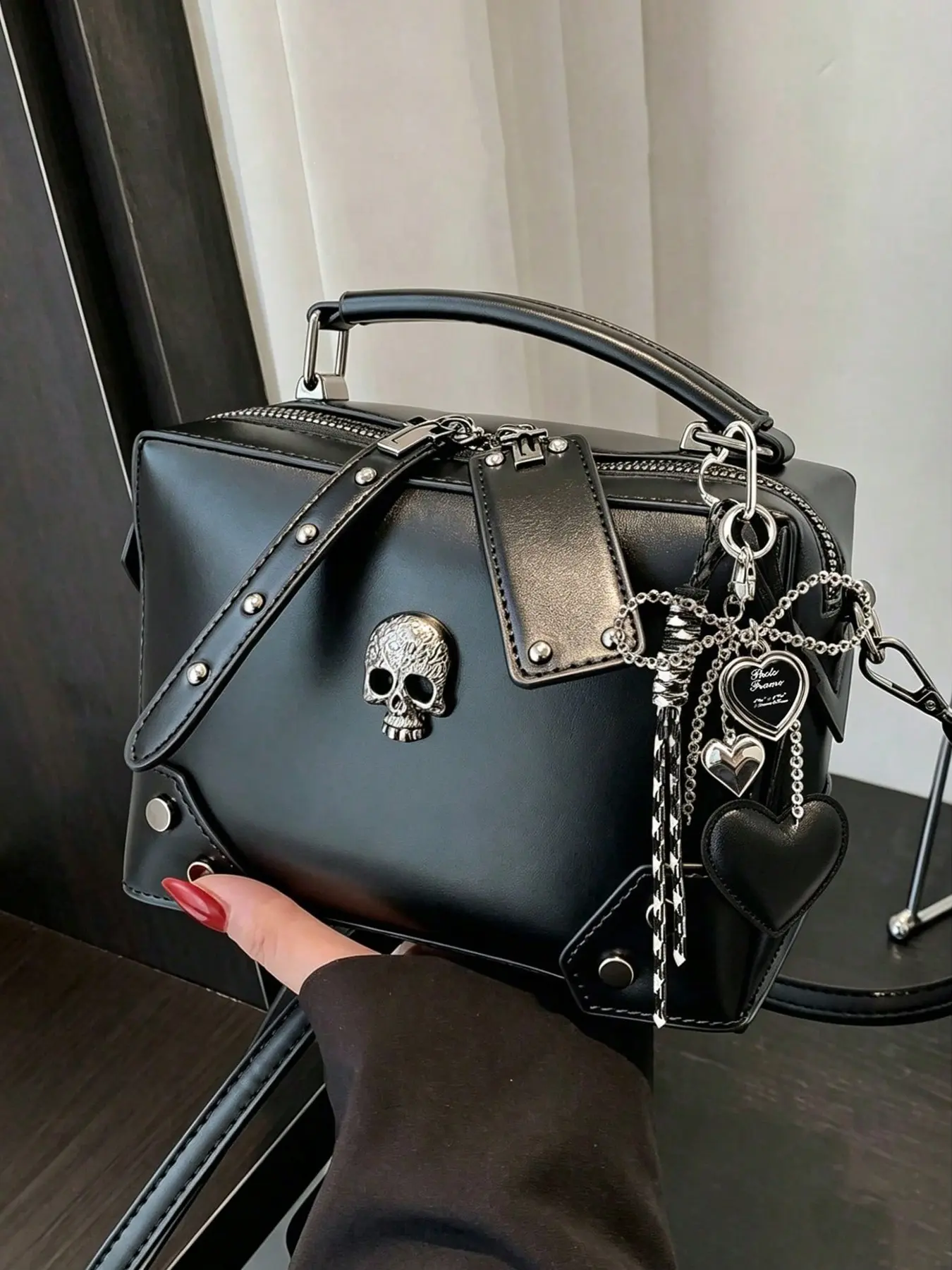 Street punk style practical texture handbag, skull decoration design, multi back simple fashion single shoulder crossbody bag, Fashionable bags, suitable for parties and outdoor shopping