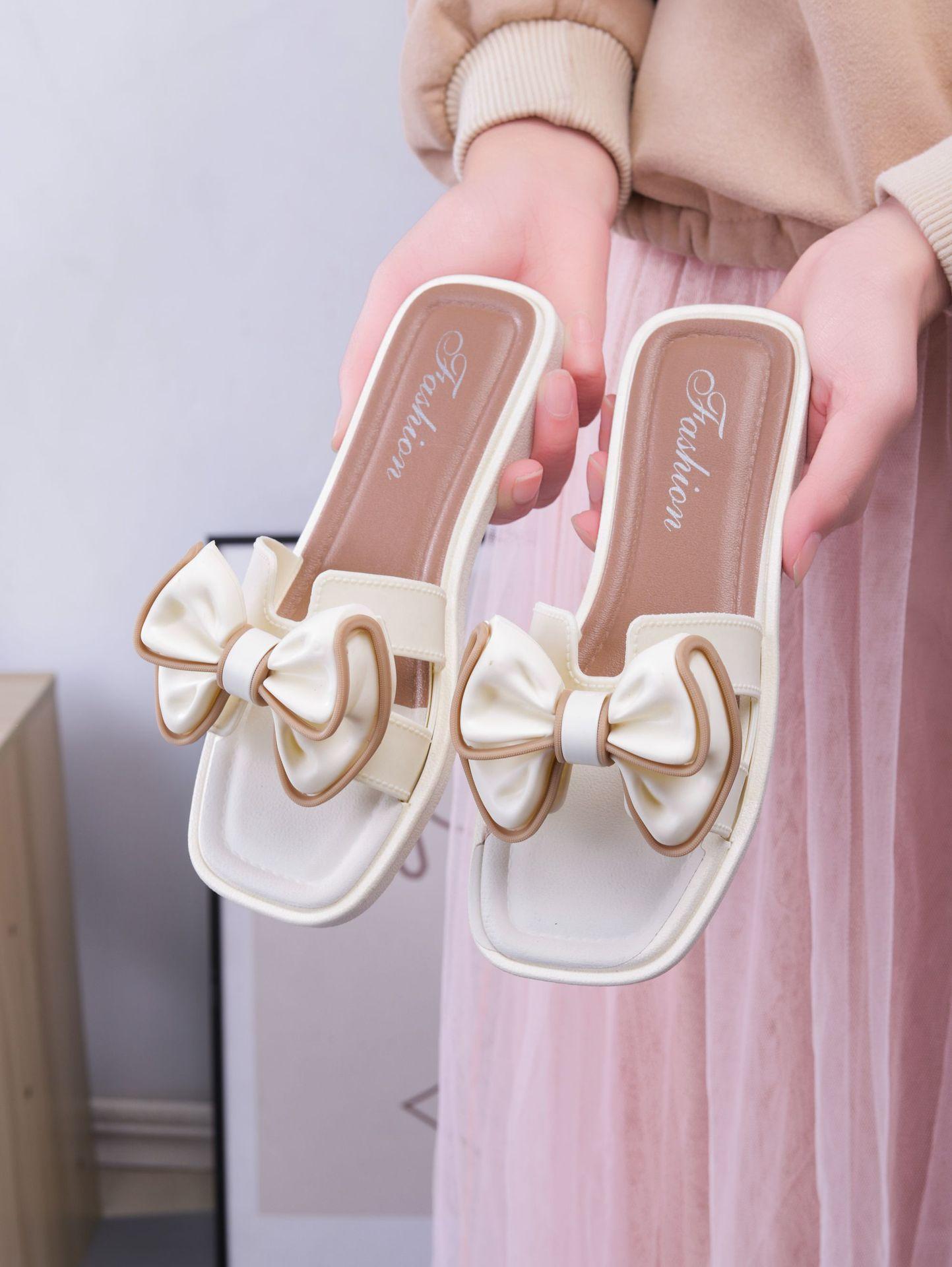 New style women's outdoor slippers with floral design, soft sole, fashionable, non-slip, flat bottom, butterfly square buckle, summer sandals for women