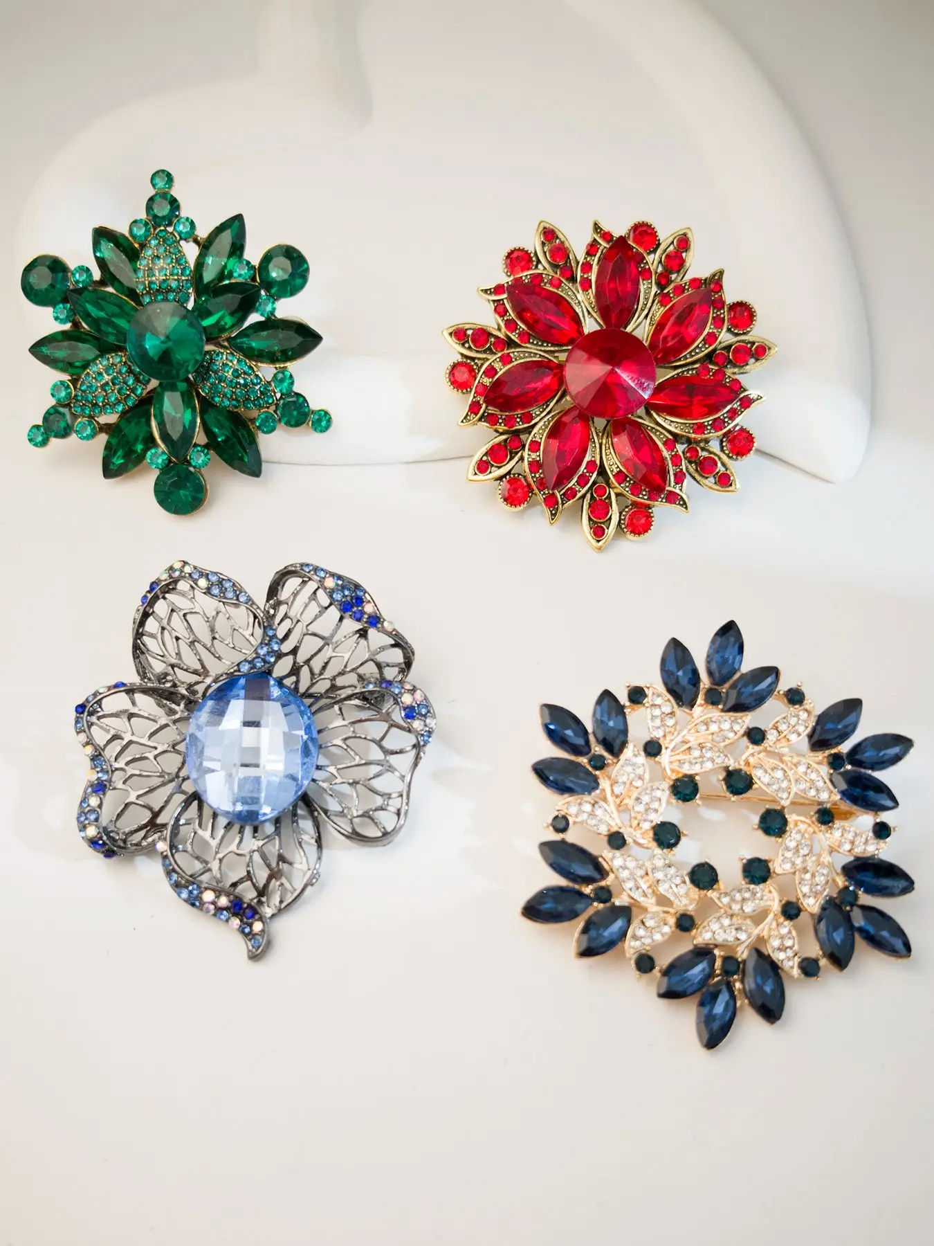 4-Piece Women’s Vintage Crystal Flower Brooch Set - Colorful Rhinestone Statement Pins in Red, Green & Blue, Elegant Lapel Pins for Bridal Events, Business Wear, Evening Parties & Daily Styling