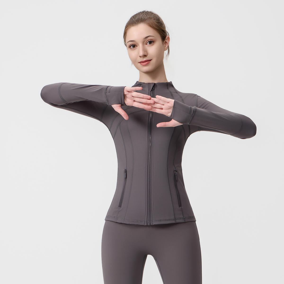 LULU  new summer stand-collar jacket features lightweight, quick-drying fabric that flatters the figure. This sporty, stretchy jacket boasts a slim-fit silhouette.