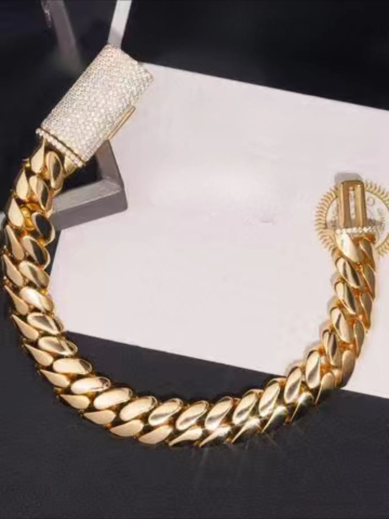 20Mm plain color simple and solid Cuban necklace, gold-plated wear-resistant and durable, American street trend single product, universal for daily wear and stage appearances, luxury rappers, hip-hop cultural accessories