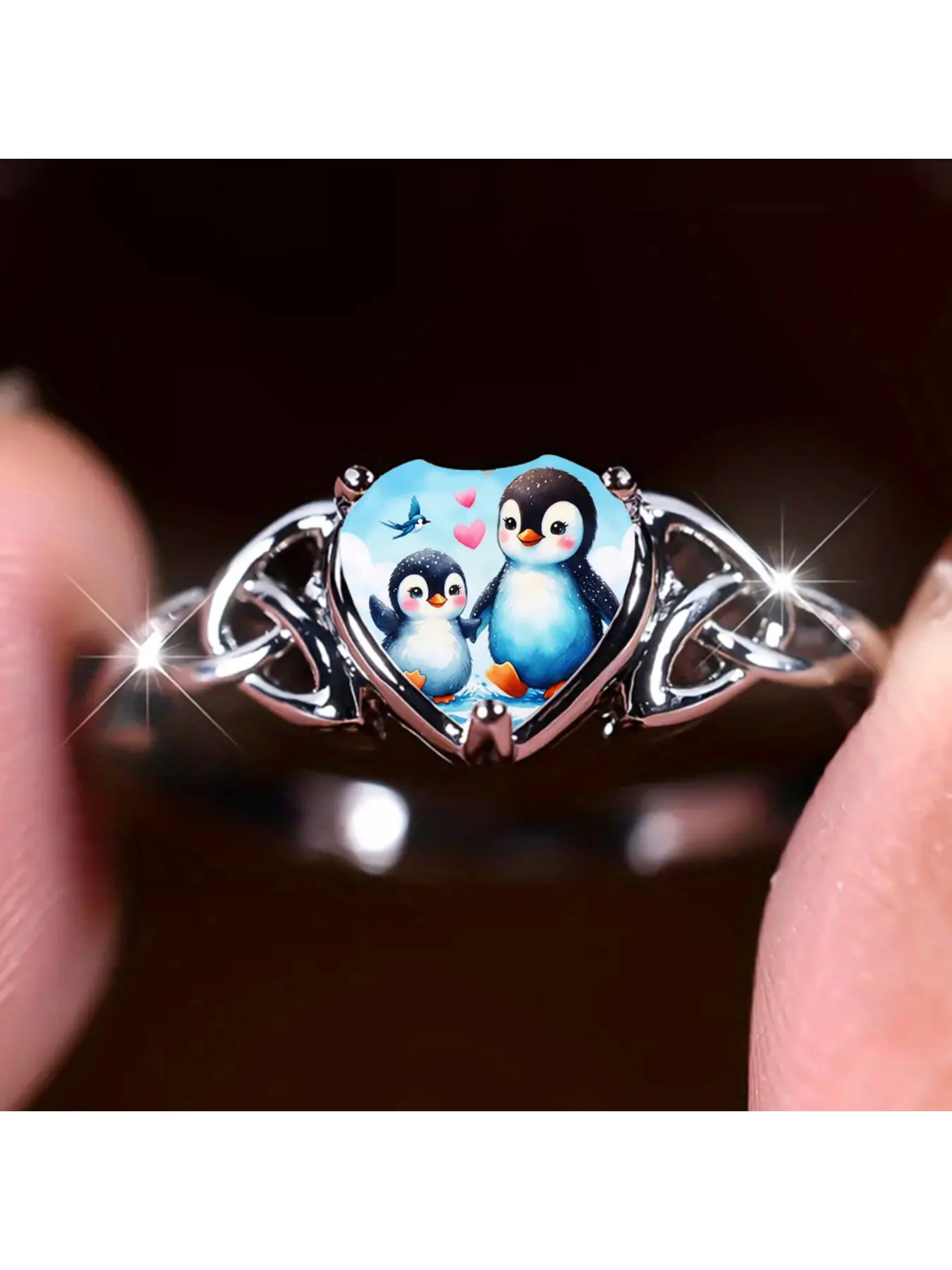 On both sides of the bracelet are hollow Celtic knots, and a heart-shaped pattern depicts cute penguins that accompany each other. Combined with hearts and birds, it symbolizes companionship. The overall design is soft and cute, making it suitable for dai