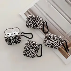 Classic Leopard Print Animal Soft Silicone Earphone Case, Durable Anti-Drop Protection Cover with Clip Carabiner, Stylish Wireless Bluetooth Earbuds Accessory for Sports & Outdoor Use
