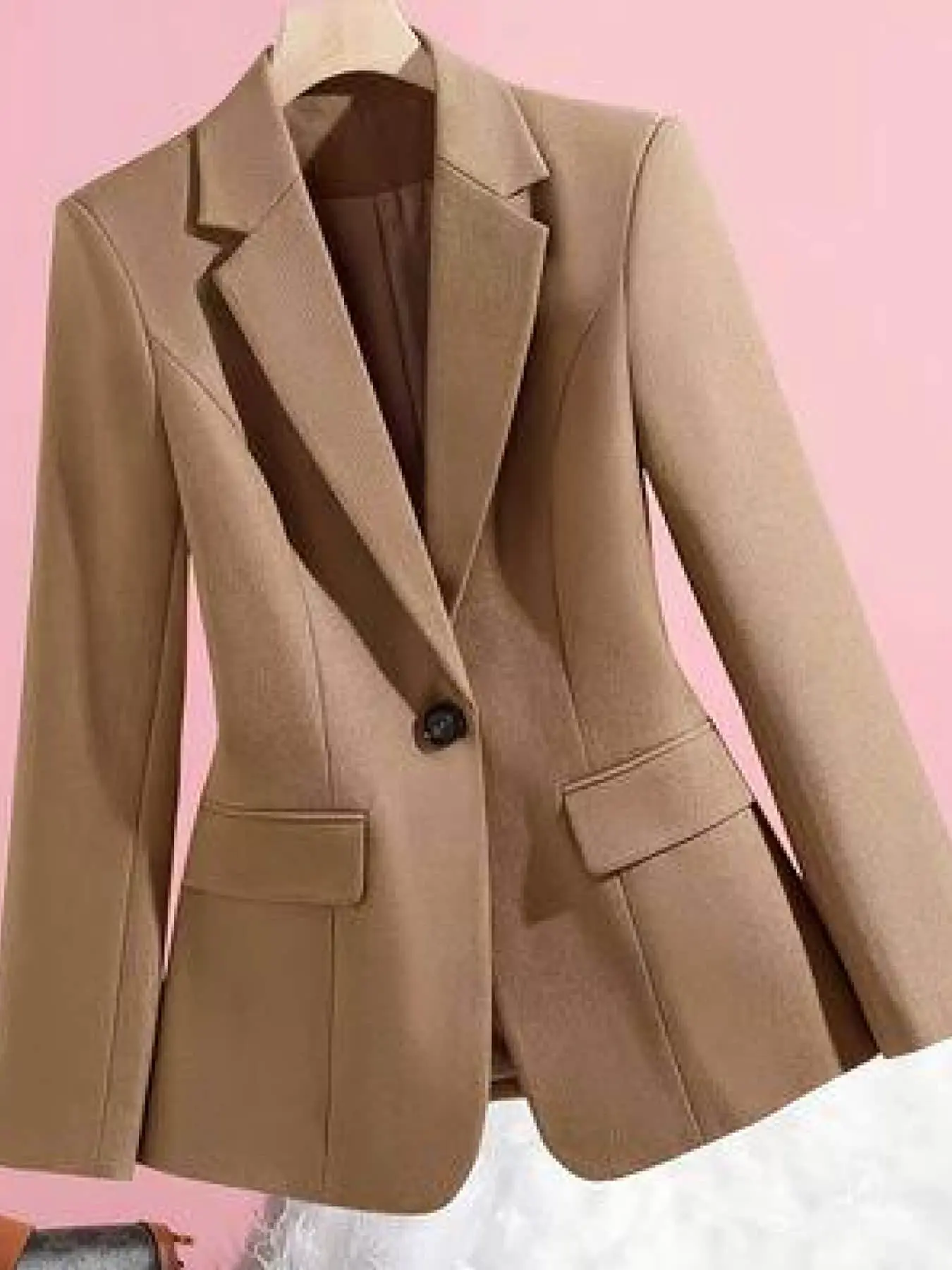A women's minimalist commuting style camel colored suit jacket with a button closure, slim fitting, versatile, Elegant, with a professional and high-end feel. Suitable for spring and autumn, interviews, parties