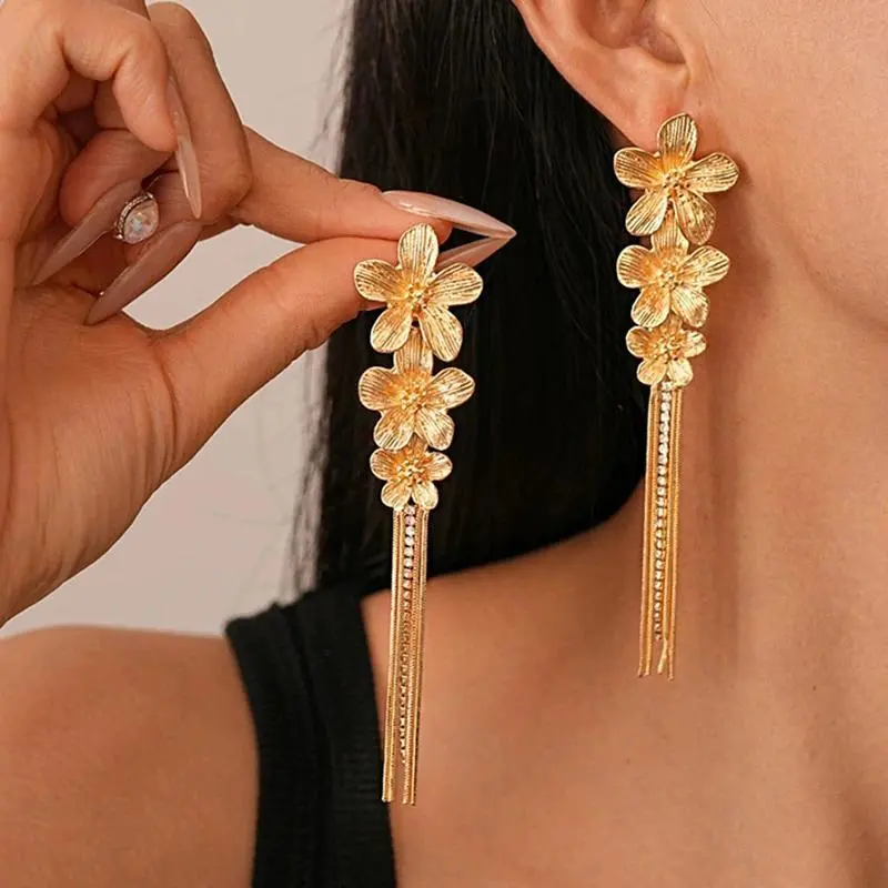 Vintage Metal Three Flower Dangle Earrings for Women Bling Long Tassel Rhinestone Chain Earrings Exaggerated Elegent Jewelry