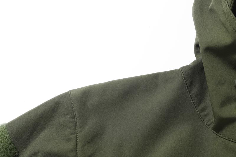 A men's hooded jacket with an outdoor and functional style features multiple zipper pockets distributed on the chest, arms, etc., making it convenient to store various small items and highly practical. Hood with drawstring closure