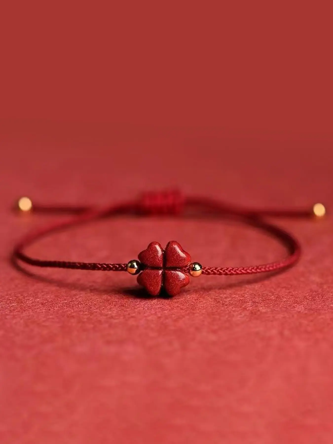 The four leaf clover rope bracelet jewelry is hand woven with lucky grass hand rope, suitable for daily wear, vacation and dating occasions, and is also a surprising and exquisite small gift.