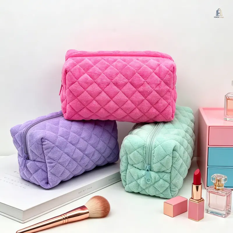 Plush Makeup Bag, Quilted Soft Cosmetic Storage Pouch, Fresh Stylish Portable Organizer Bag, Multi-purpose Ladies Skincare Accessory, Soft Sturdy Easy Clean, Suitable for Daily Travel Dating Business Trip Bedroom Arrangement