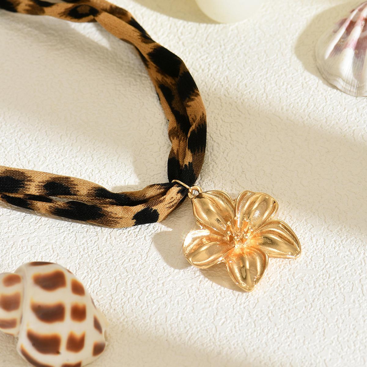 Wholesale cross necklaces for European and American cross-border markets, leopard print, flower, heart pendants, summer ocean shell and starfish collarbone chains