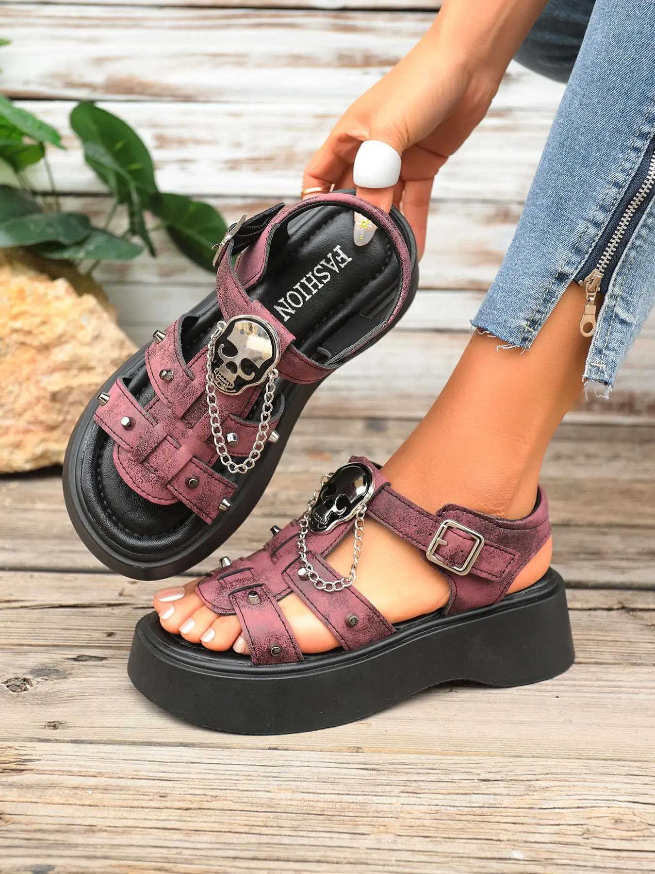 Summer New Fashion Versatile Dark Style Skull Head Thick Sole Sandals for Women, Retro Casual Platform Roman Sandals