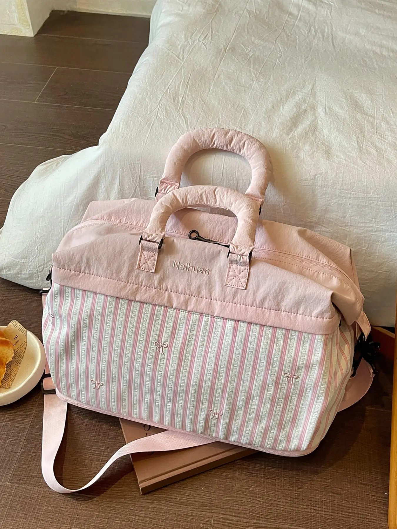 1 Piece Pink Striped Duffle Travel Bag Top Handles Detachable Adjustable Crossbody Strap Bow Pattern Large Capacity Weekender Duffel Bag Handbag For Travel Fitness