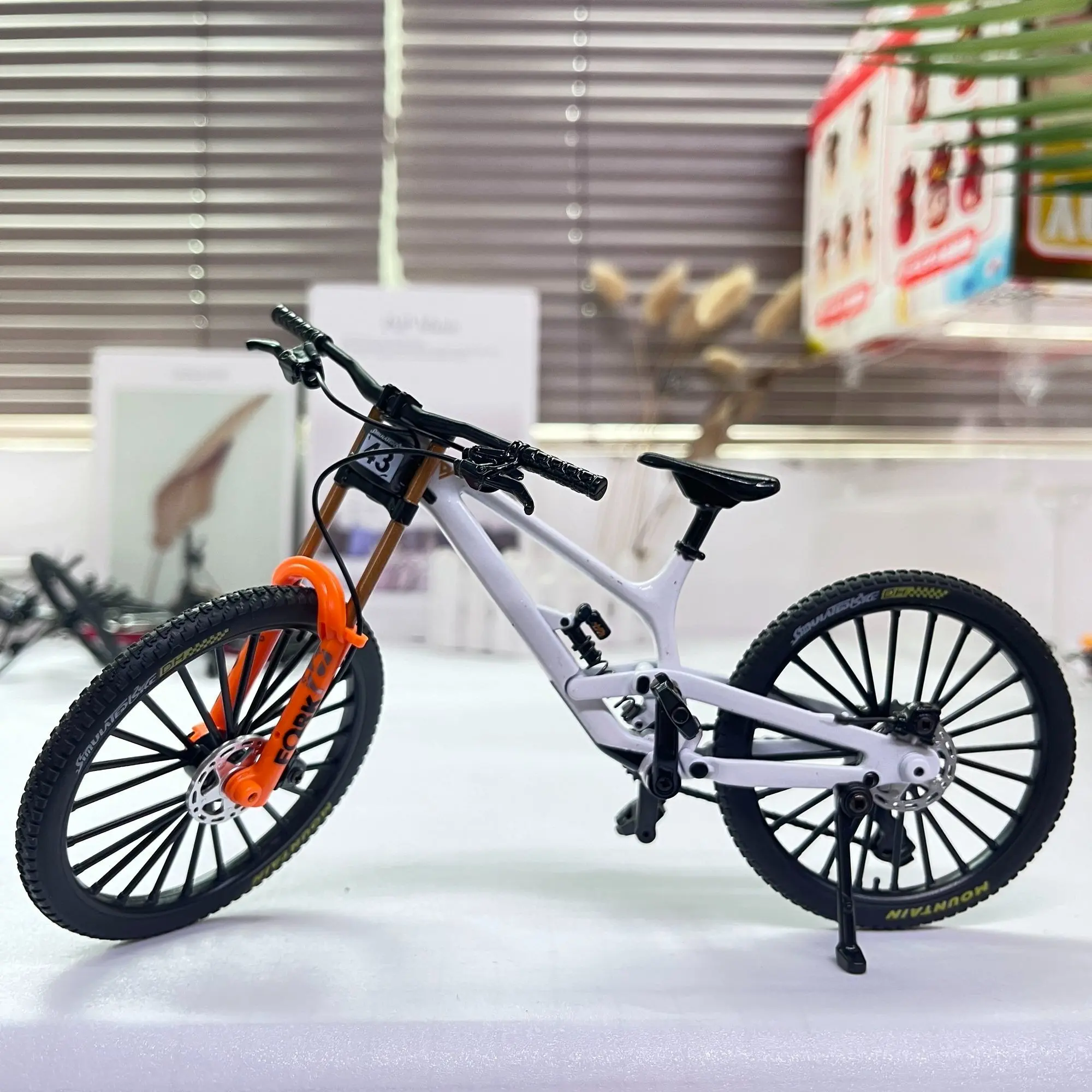 New Alloy Bicycle Model, Realistic Mountain Bike, Road Bike Desktop Decor, Collector's Mini Bike, Office & Home Decoration, Christmas Gift, Figurines for Collectors