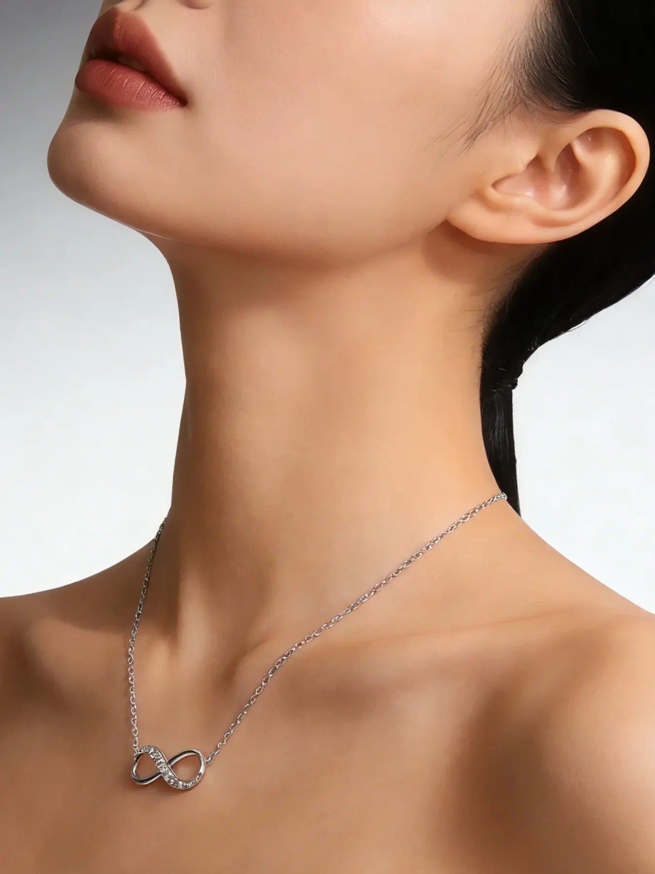 A fashionable and romantic infinite symbol diamond necklace, suitable for daily wear, vacation and dating occasions, and also a surprising and exquisite small gift