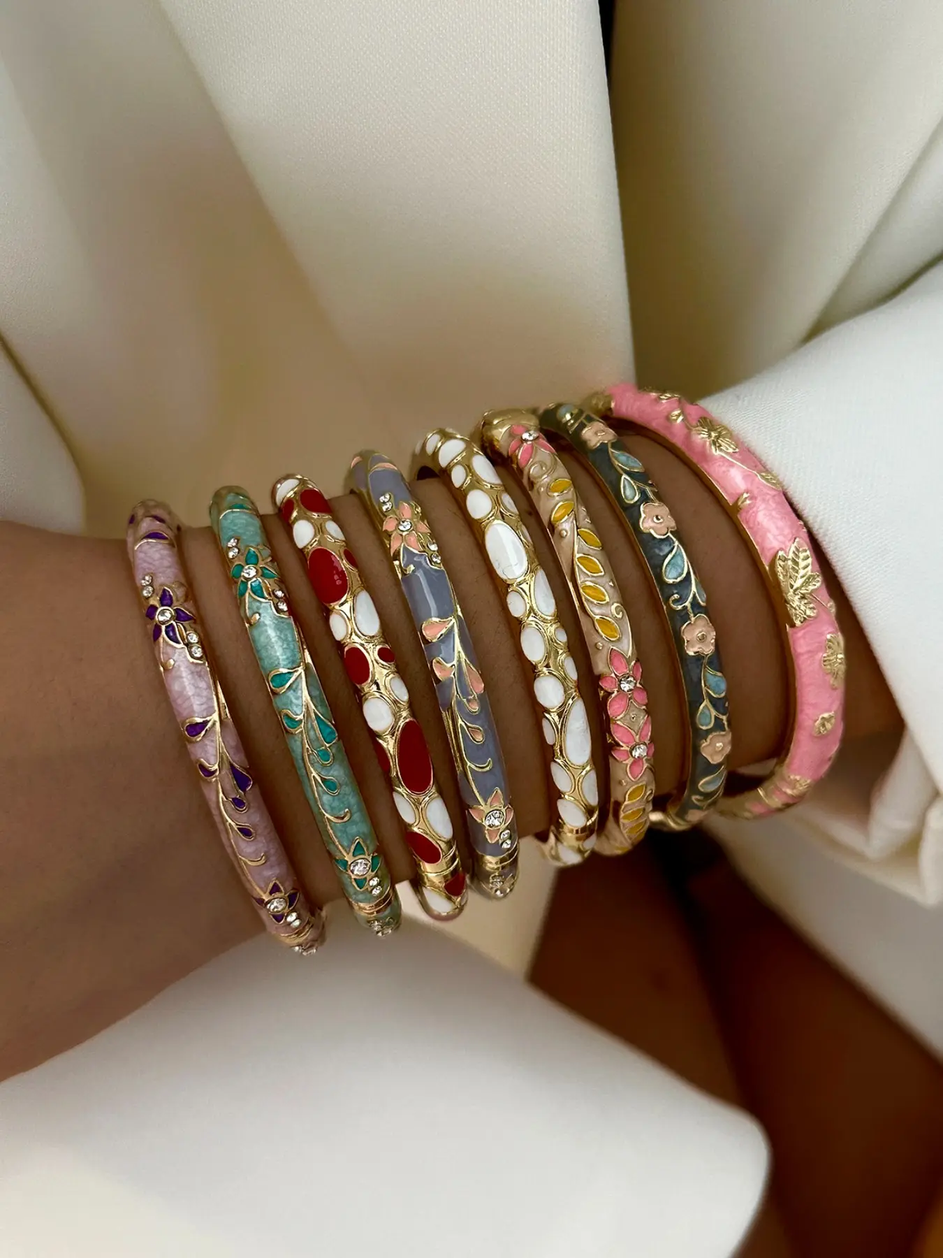 8Pcs Vintage Chinese Cloisonne Enamel Bangle Set Gold Floral Inlaid Rhinestone Hinged Bracelet Oriental Retro Stackable Cuff Cheongsam Travel Jewelry Gift for Women