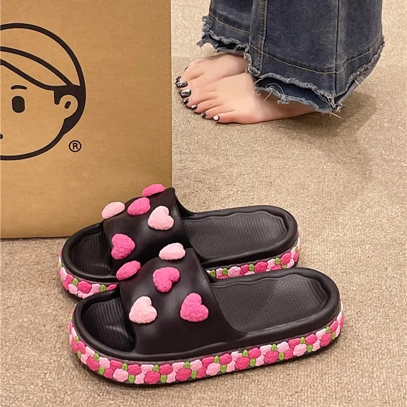 Cute heart-shaped floral slippers for women, summer fashion for outdoor wear, 2026 new model, indoor home use, thick-soled non-slip sandals