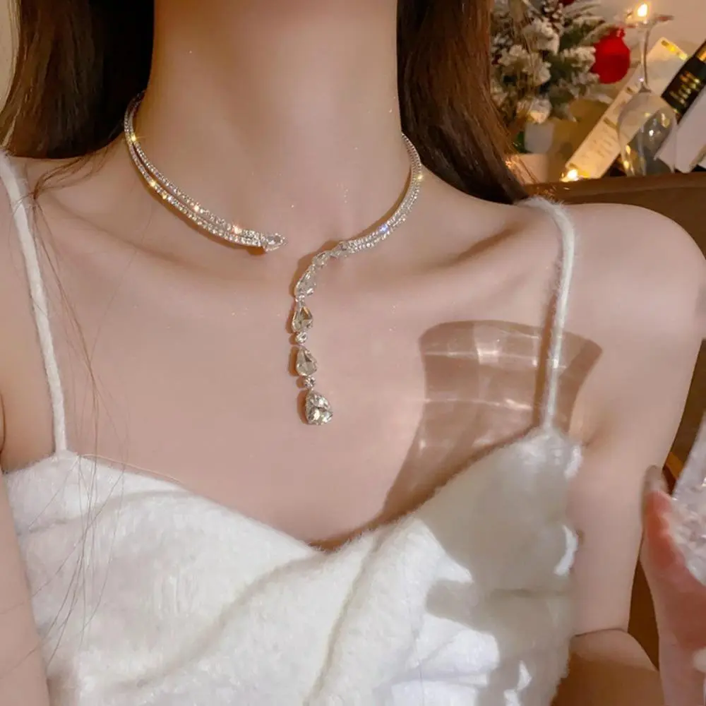 Luxury Water Drop Choker Necklace, Minimal High-End Collar Jewelry, Elegant Versatile Accessory Perfect for Autumn & Winter Dresses, Minimalist Chic, Adjustable Length, Anti-Tarnish Alloy, Close-Fit Choker, Allergy-Free Skin, Curved Droplet