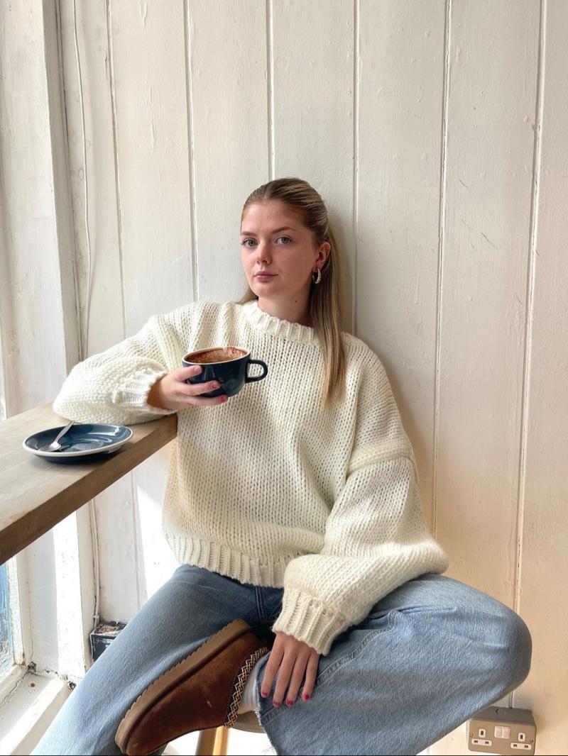 Women's Casual Round Neck Long Sleeve Sweater, Plain Knit Pullover Top for Winter, Fitted Style, Moderate Fabric Thickness Knitwear