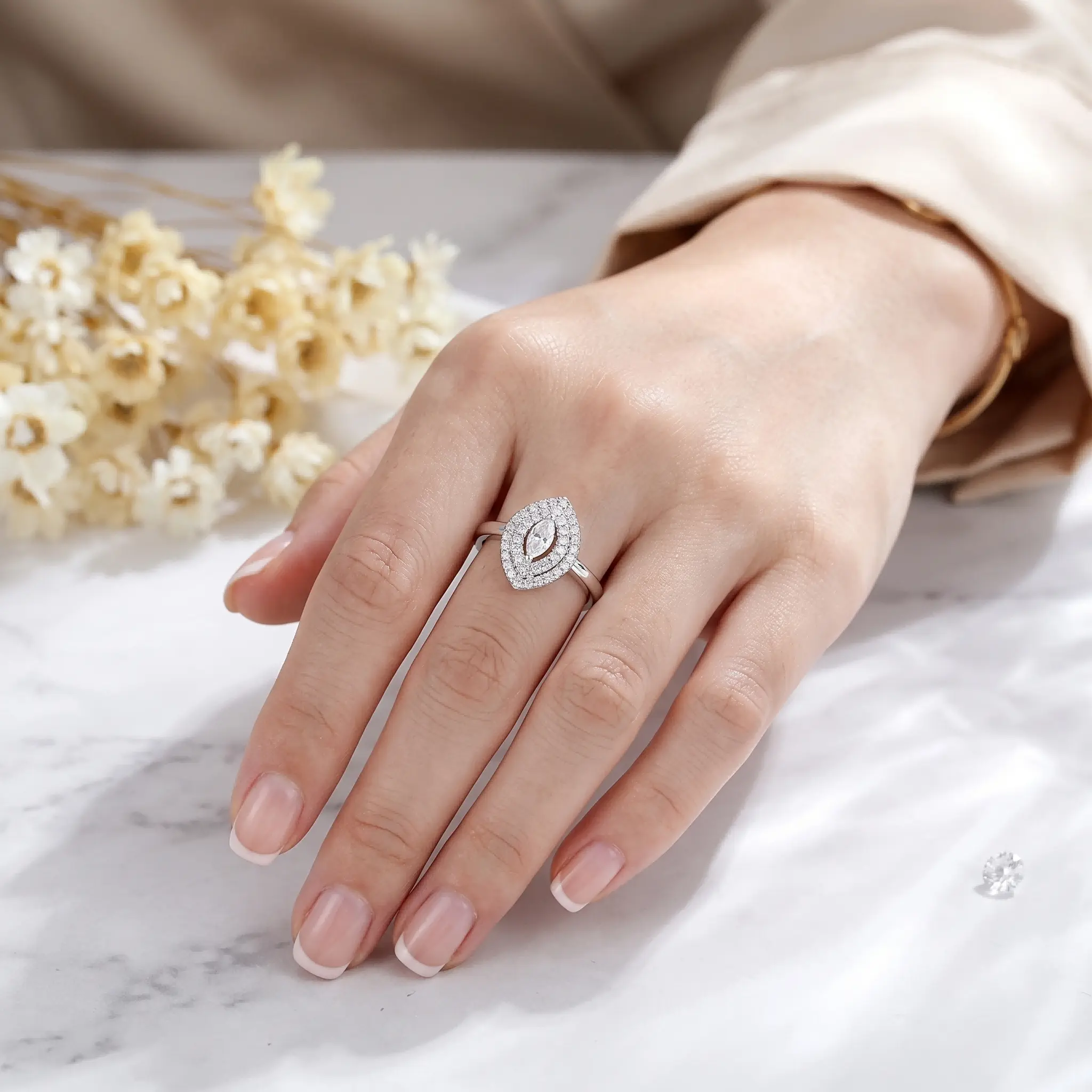 Women's Silver-Tone Vintage Teardrop Ring - Minimalist Costume Jewelry for Casual Wear, Anniversary Gifting, Teardrop Shape