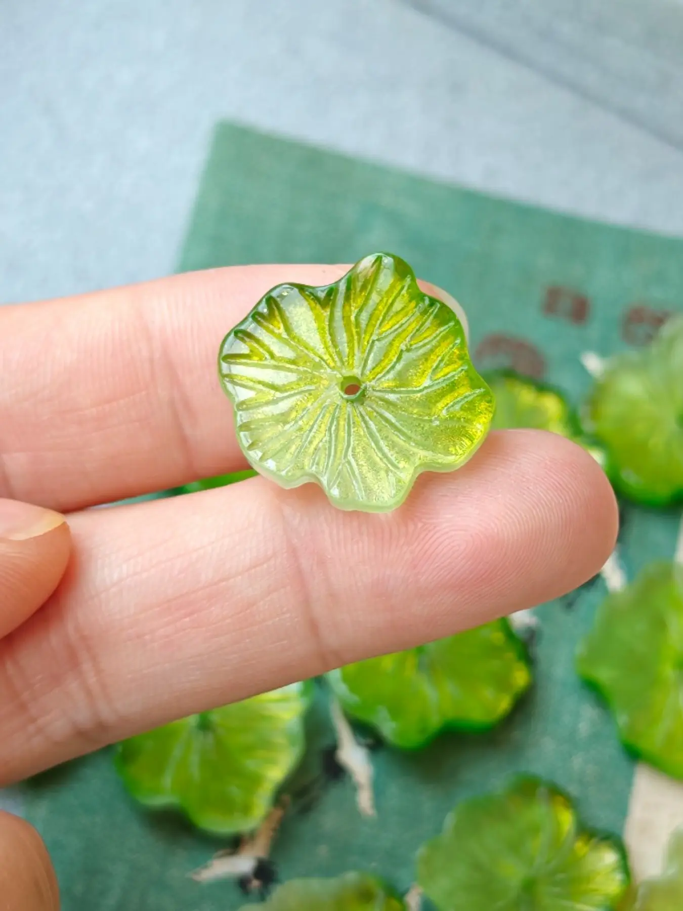 35Pcs Large Glass Lily Pad Beads, Center-Drilled Translucent Green Lotus Leaf Beads (22x20mm) for Wire Wrapping Bonsai, Fairycore DIY Jewelry Making Supplies, Beads for Crafts