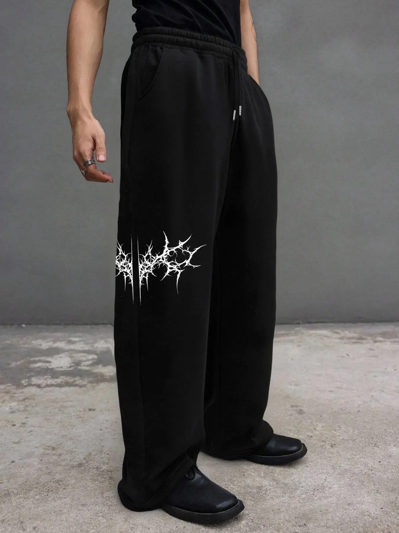 Black Men Y2K Punk Gothic Streetwear Track Pants, Relaxed Straight‑Leg Sweatpants With Leg‑Side Barbed Thorn Print, Comfortable Stretchy Drawstring Waist Trousers for Urban Going‑Out Skate Daily Street Outfit