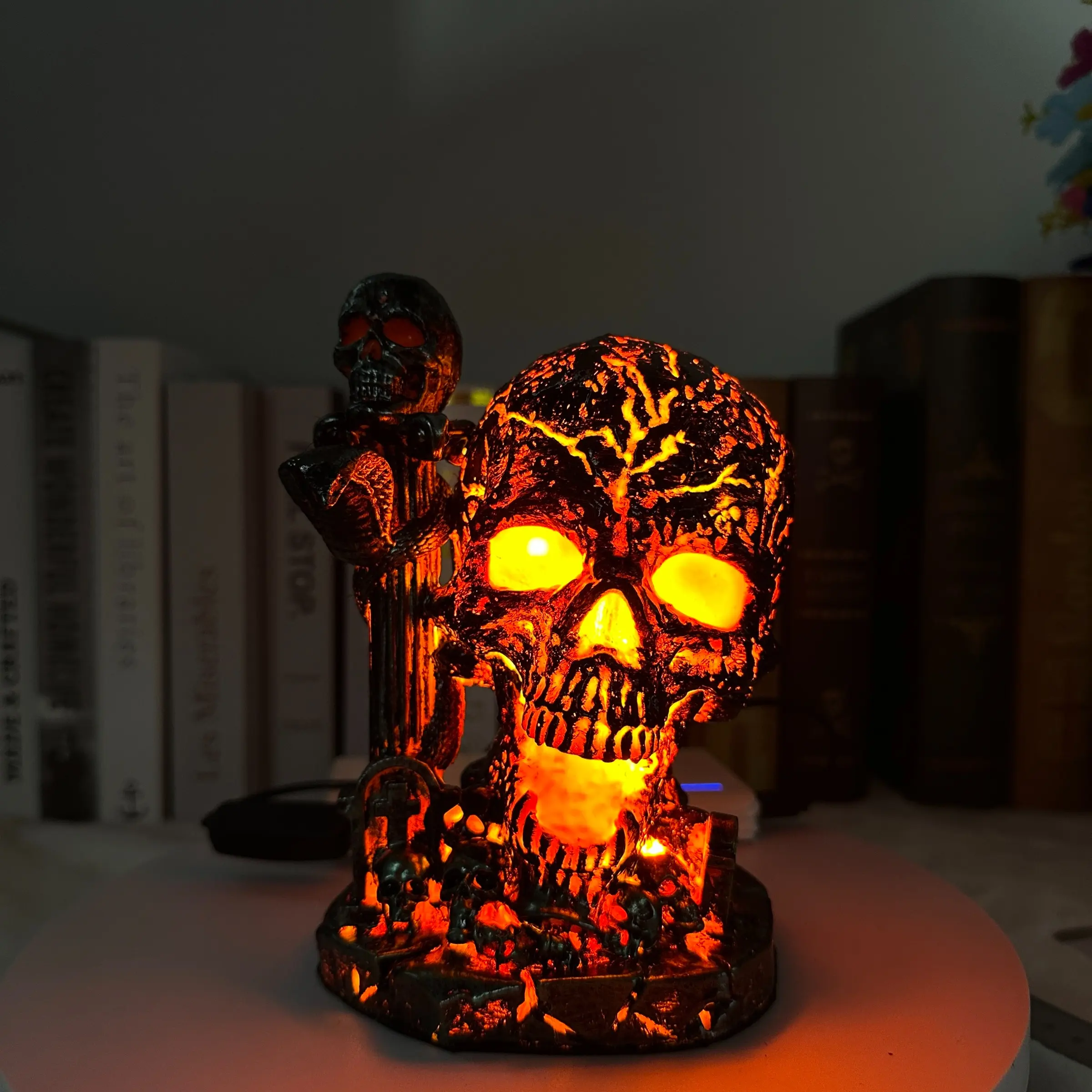 Skull Flame Table Lamp, Molten Rock Skull Light, Horror LED Desk Lamp, Halloween Gothic Decor, Unique Room Accent, Mystical Atmosphere, Luminous Flame Effect