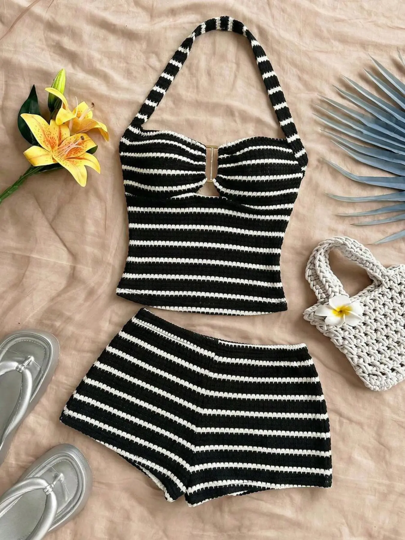 Women's Vacation Striped Crop Top and Shorts Set, Casual Two-Piece for Beach, Party, Daily Wear, Slim-Fitting Fashion