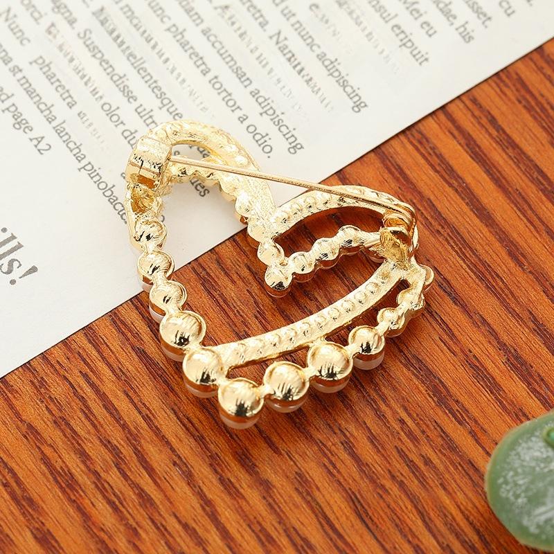 New Couple Pearl Heart Brooch - Elegant Korean Autumn & Winter Heartfelt Pin Accessory