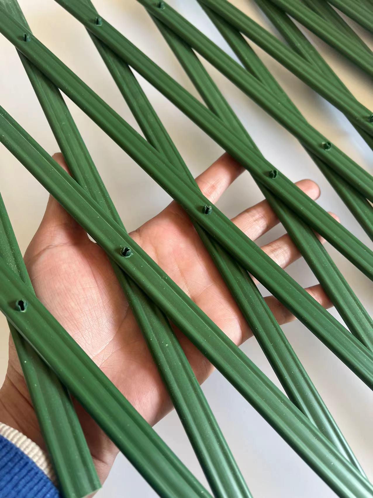 Expandable Green Garden Trellis, Plastic Lattice Trellis for Climbing Plants, Outdoor Wall Decor Trellis for Vines, Roses & Vegetables