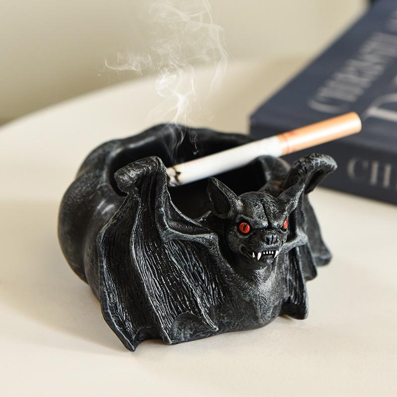 Gothic Bat Ashtray Resin Decor – Unique European & American Style Creepy Cute Smoking Ash Tray for Home Living Room, Bedroom, Study Desk Aesthetic Ornament, Creative Personality Home Decoration Gift