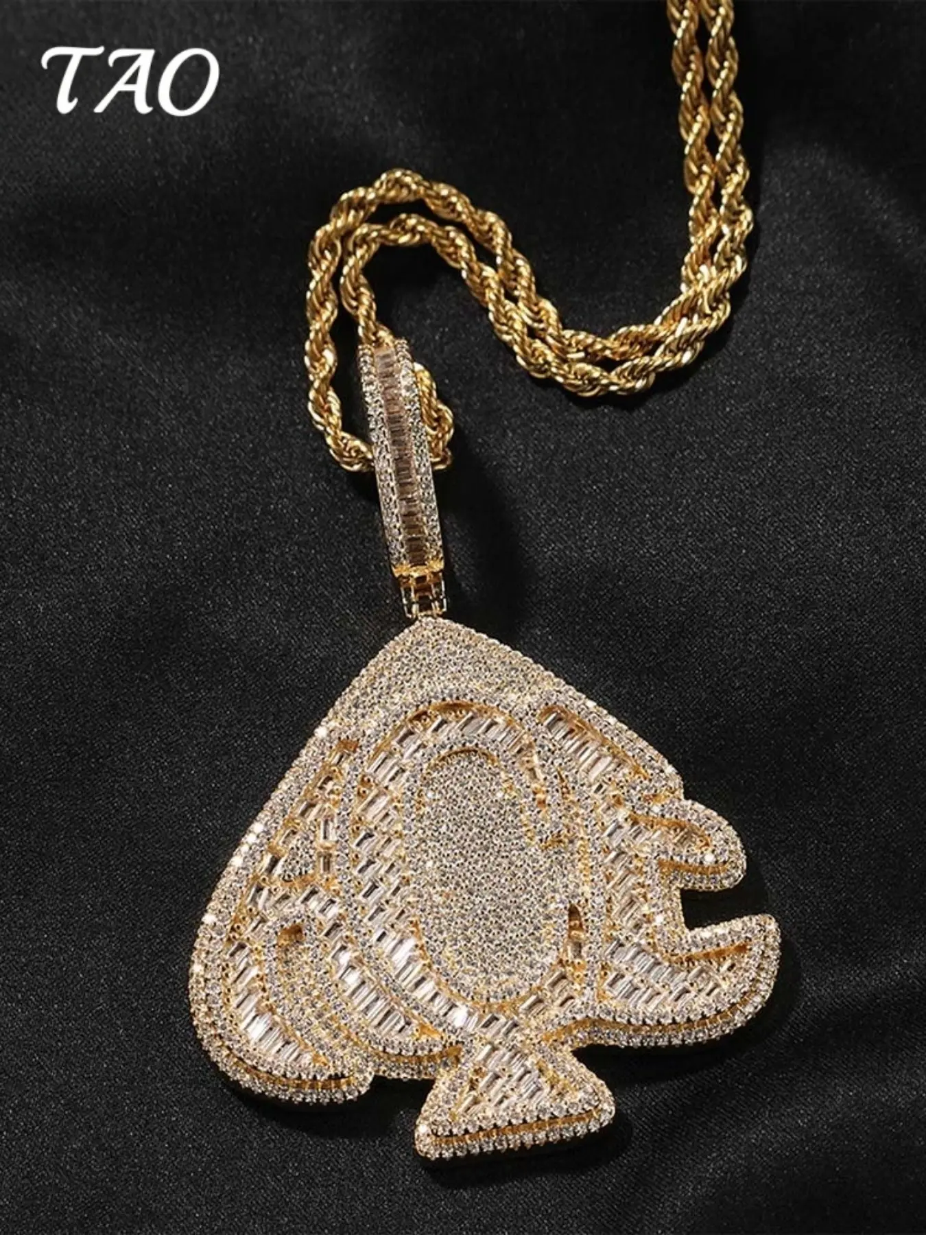 TAO-Creative Zircon Heart Pendant Necklace, 24-Inch Braided Chain, Hip Hop Style, Luxurious and Versatile, Stainless Steel, All Seasons