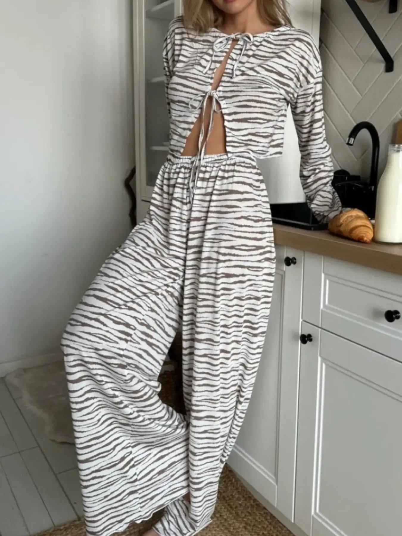 Elegant Leopard Print Knit Set, Long Sleeve Top & Loose Comfortable Pants, Casual Fitted Style, Spring & Fall Home Wear