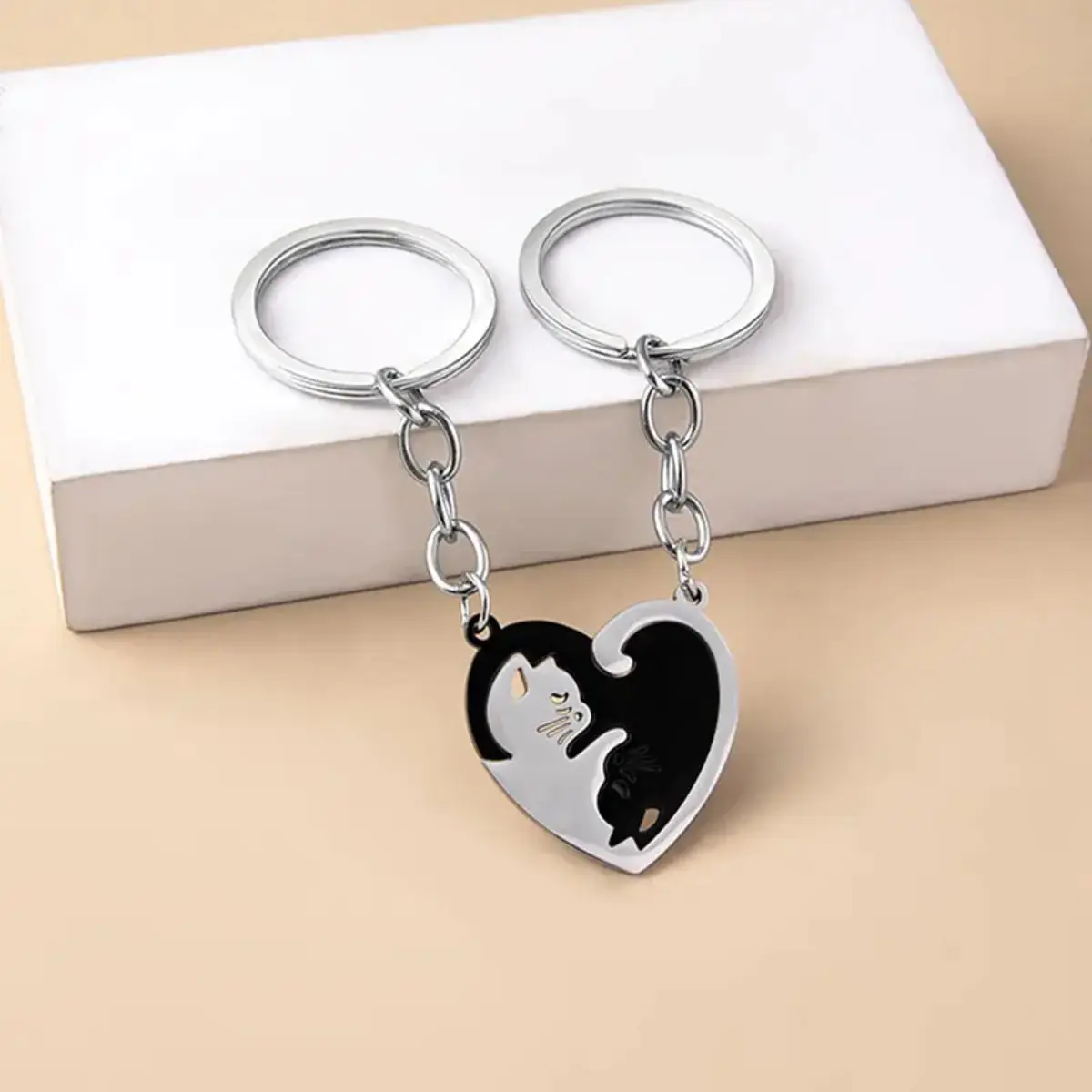 Cute Cat Keychain, Handmade Stainless Steel Hugging Cat Pendant with Heart Design, Kawaii Bag Charm and Car Accessory for Couples, Gifts, Backpacks and Daily Use