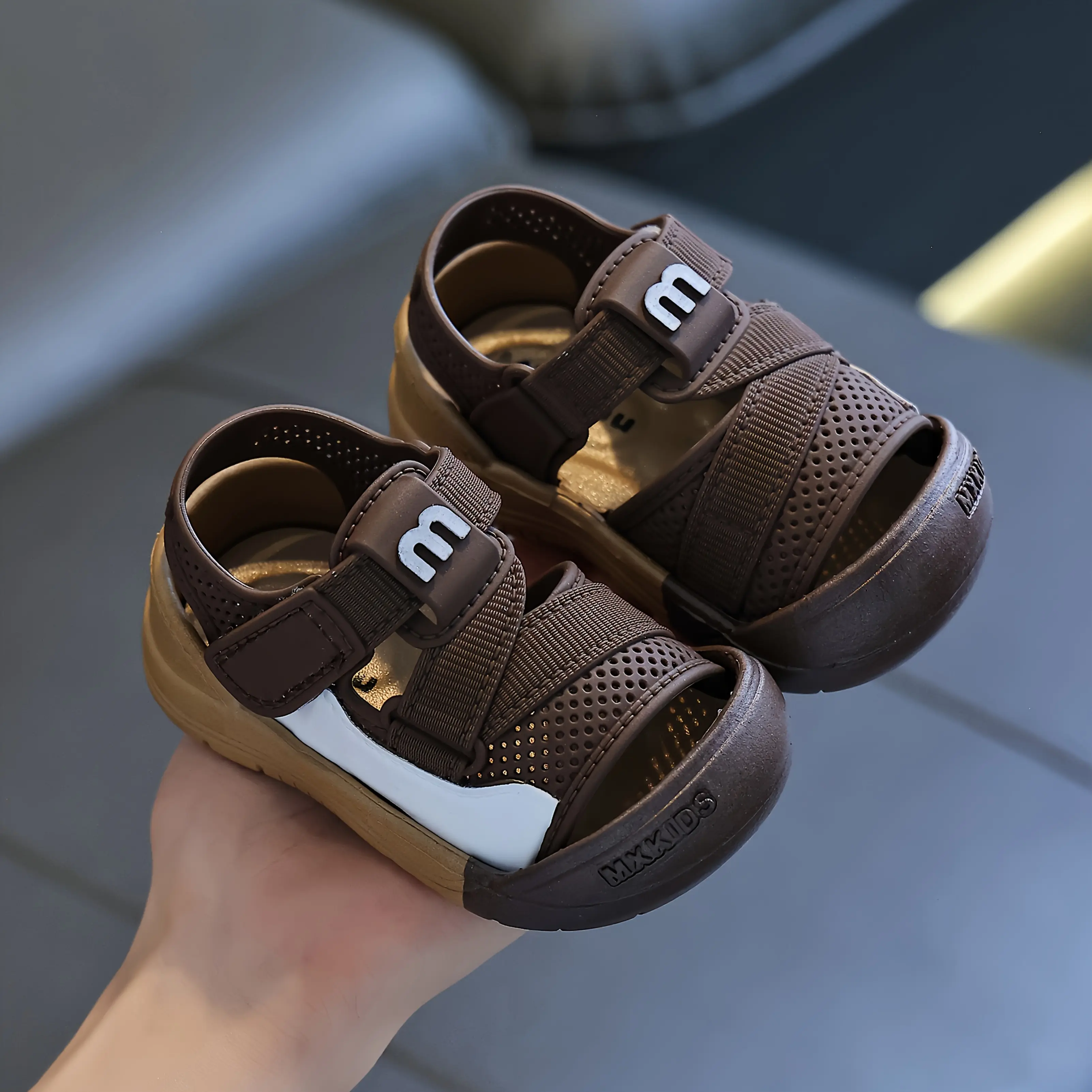 Boys' Minimalist Contrast-Color Open-Toed Sandals, Soft Comfortable Wear-Resistant Non-Slip Lightweight, Adjustable Strap Hook-and-Loop Fasteners, Anti-Collision Design for Outdoor Wear, School Camping