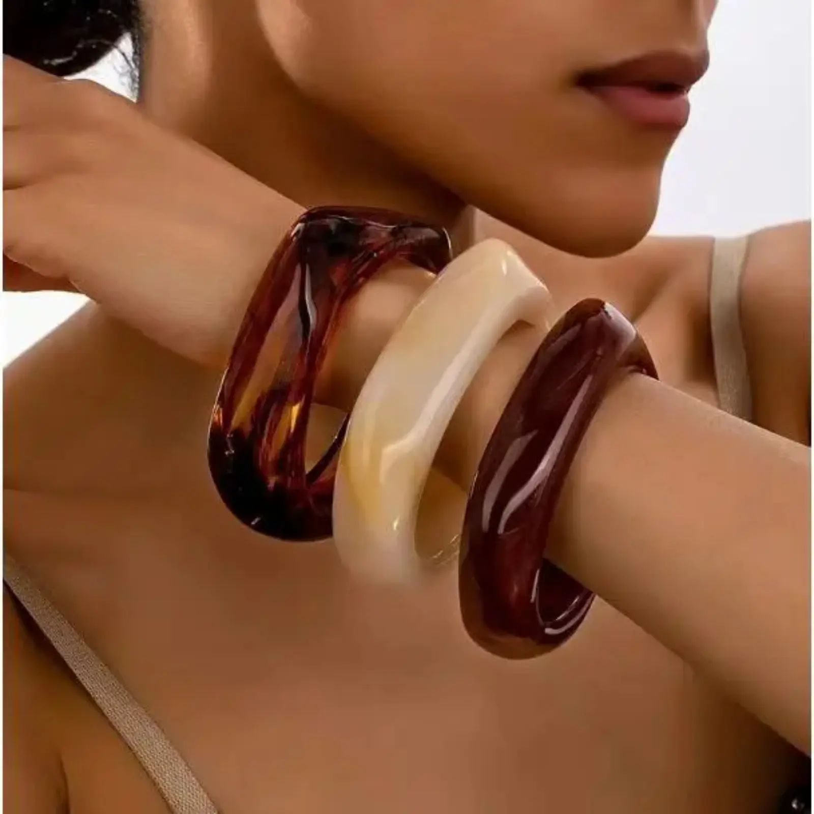 Women's Chunky Amber Resin Bracelet, Organic‑Shape Lightweight Acrylic Bangle, Statement Stylish Accessory for Office Wear & Gifting