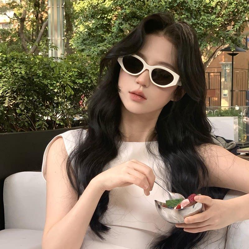 2026 New Cat Eye White Sunglasses Women's Trendy Square Round Face Covering Cheekbones Showing Face Small Summer Sunglasses