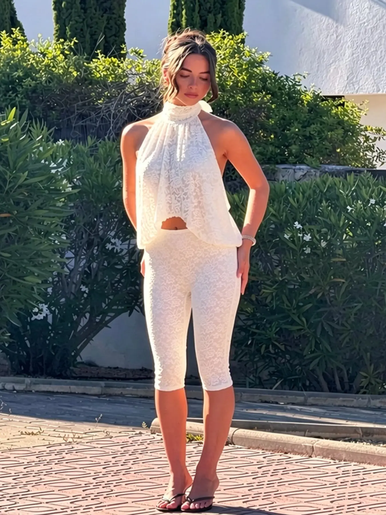 Two-Piece Women's Lace Halter Neck Drop Shoulder Top + Capri Pants Set, Elegant Chic Sleeveless Fitted Suit, Plain Surface, All-Season Fashion
