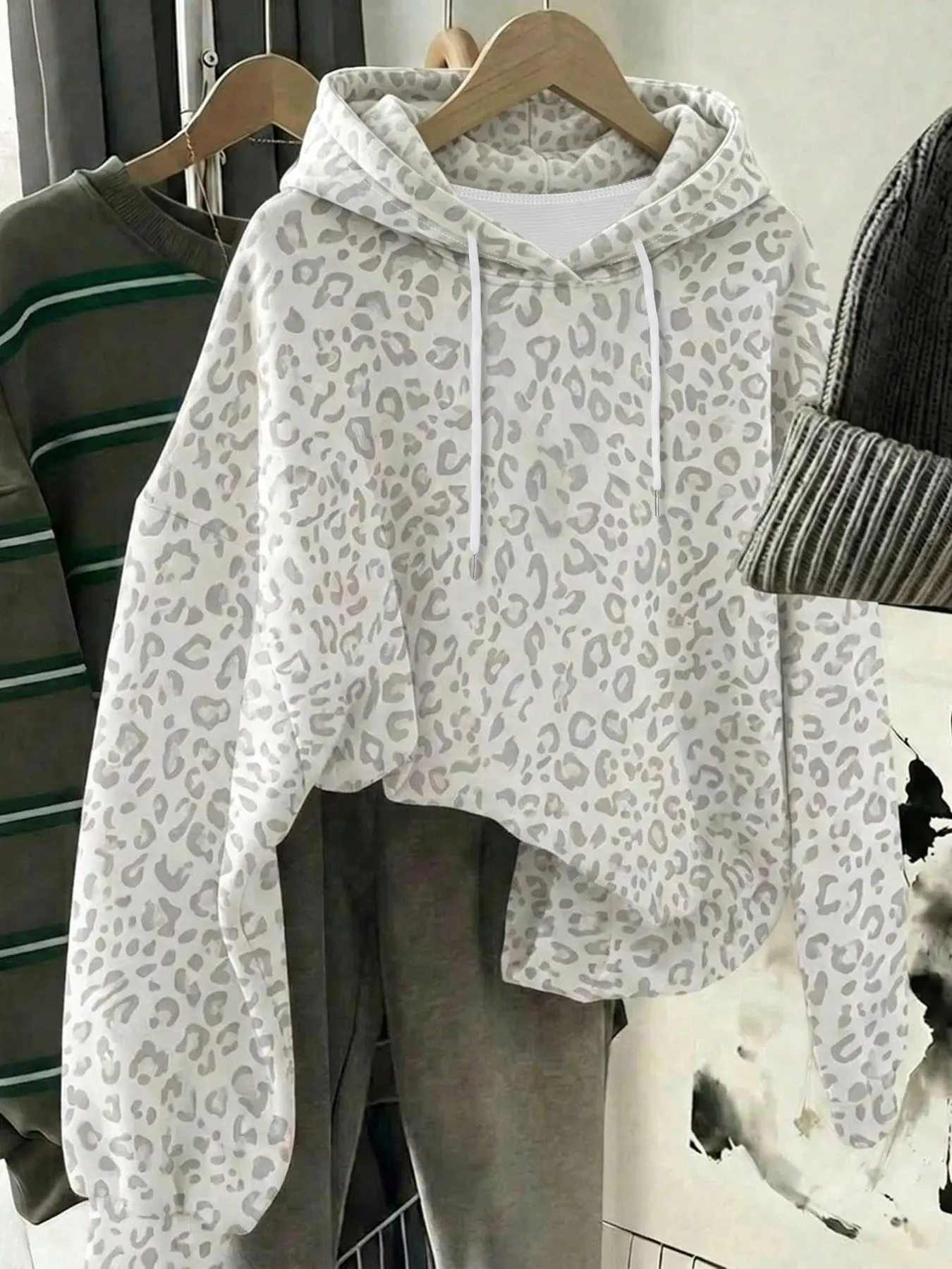 Women Y2K Coquette Retro 90s Grunge Downtown Girl Leopard Print Cropped Hoodie Long Sleeve Drawstring Loose Casual Pullover Sweatshirt Tops