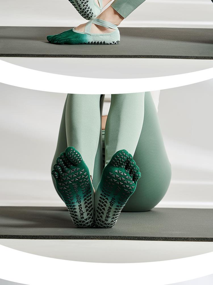 New gradient strap yoga socks, non-slip professional women's five-toe socks, Pilates socks for spring and summer, suitable for sports.