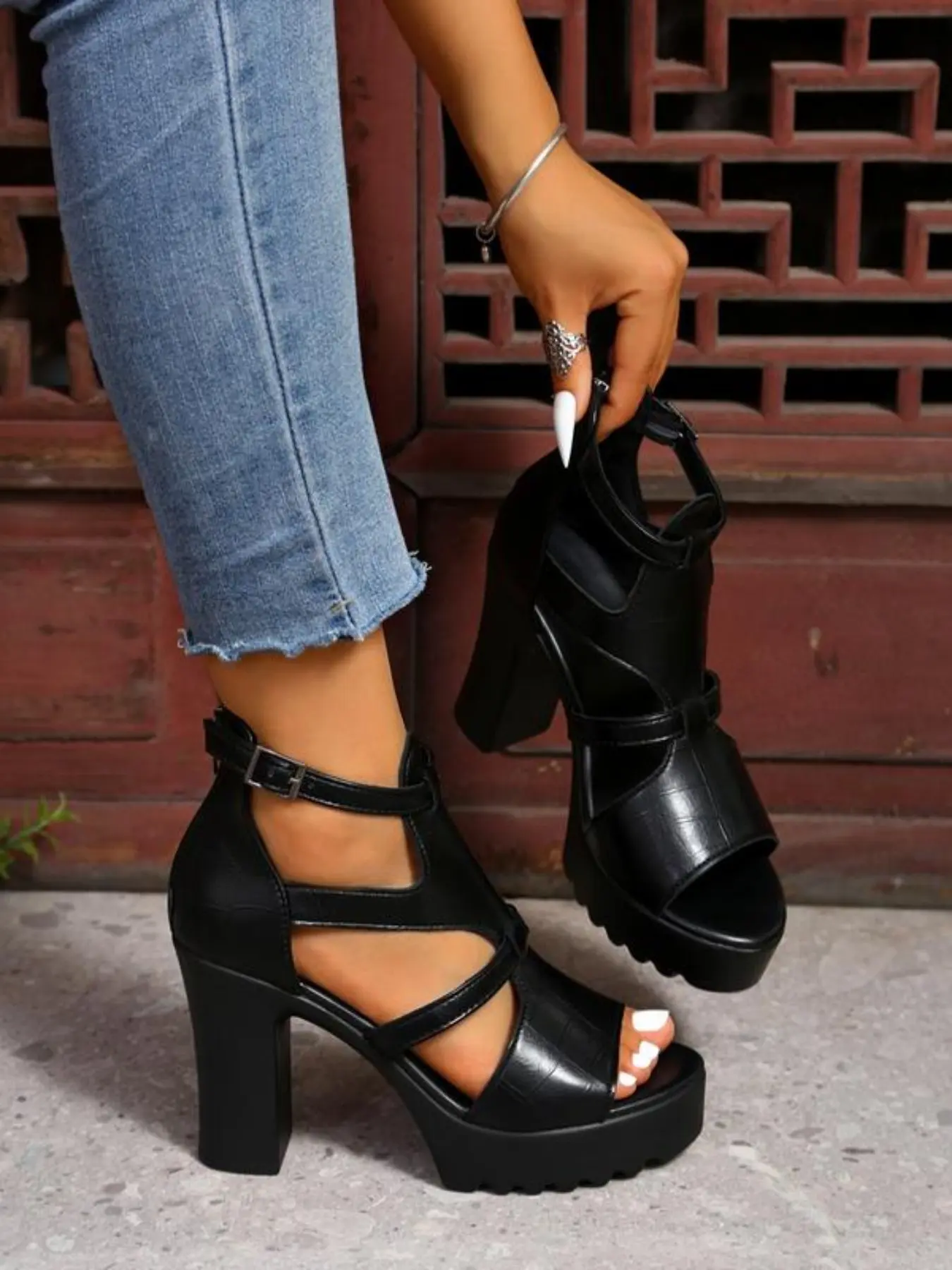 Women's Chunky Heel Open-Toe Platform Sandals with Buckle Detail, Thick-Sole Waterproof Roman-Style High Heels, Fashionable Heeled Sandals