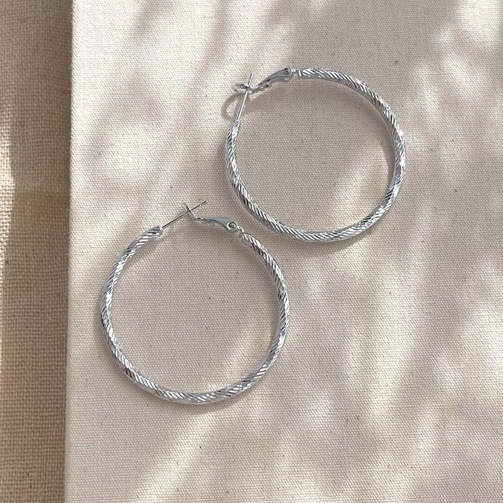 Pair Of  Earrings, Suitable For Women, Elegant Large Circle Design, 925 Silver Color, Hypoallergenic Ear Needles, Suitable For Daily And Vacation Wear, Suitable As Valentine's Day Gift