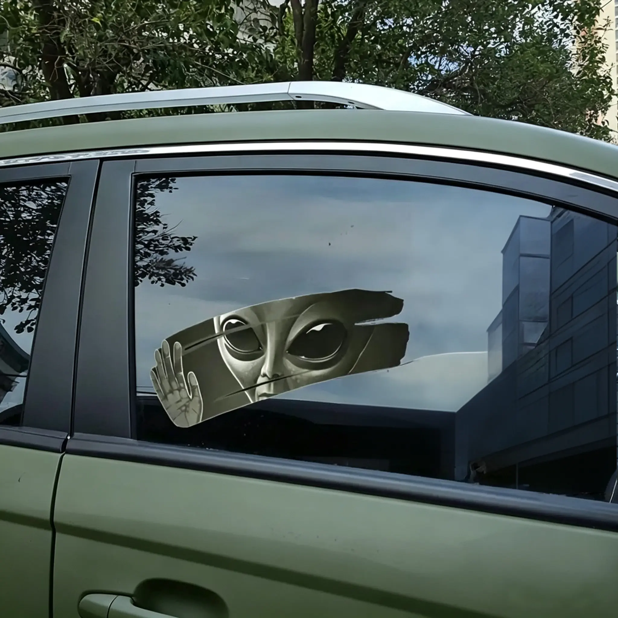 3D Realistic Broken Alien Car Sticker, Fun Creative Prank Self-Adhesive PVC Vinyl Decal, for Car Window, Bumper, Door Exterior Decor