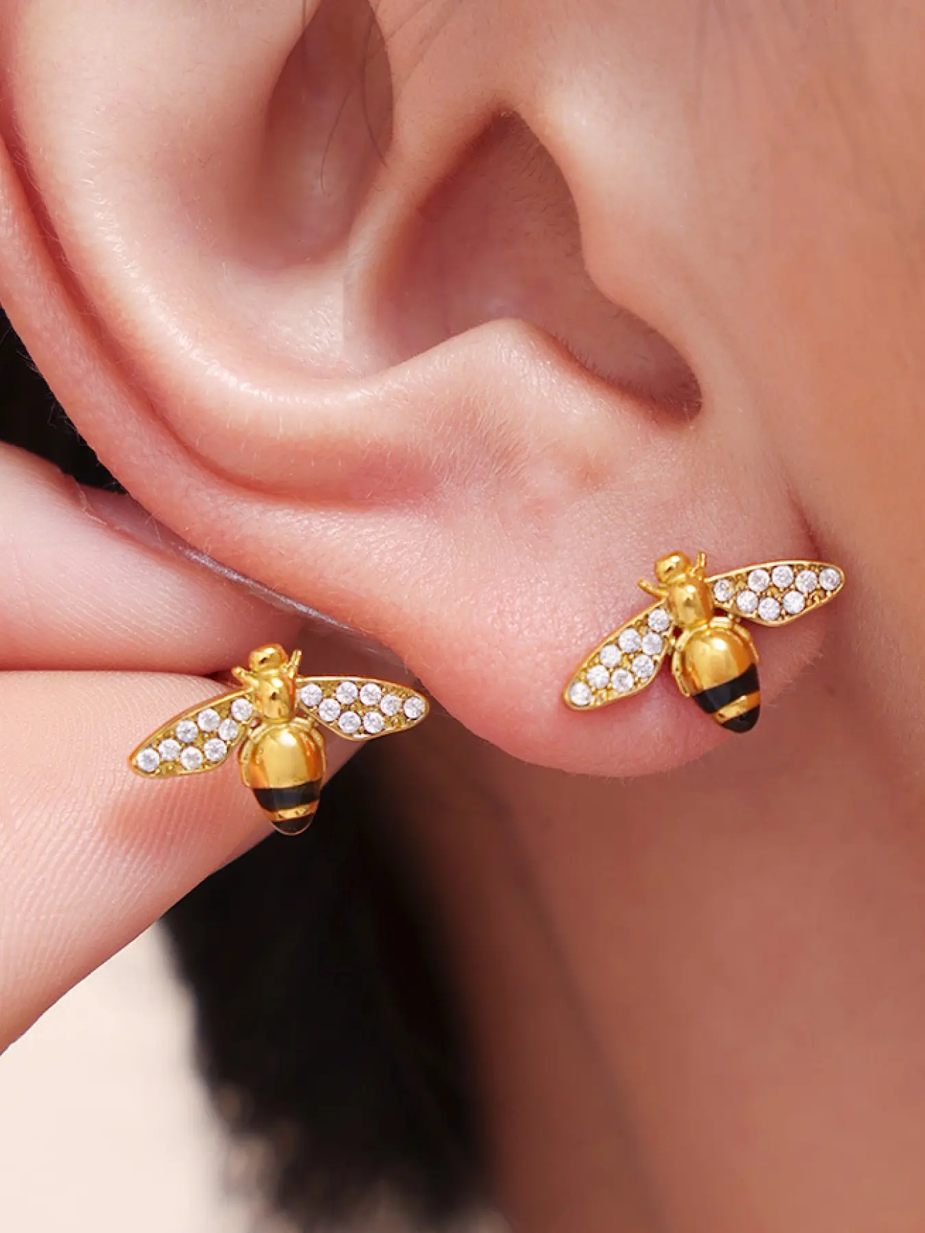 A pair of diamond studded bee shaped earrings, with a playful and exquisite black and yellow contrasting design, and a touch of light luxury, suitable for wearing in various scenarios such as daily commuting, dating, leisure, and light gatherings.