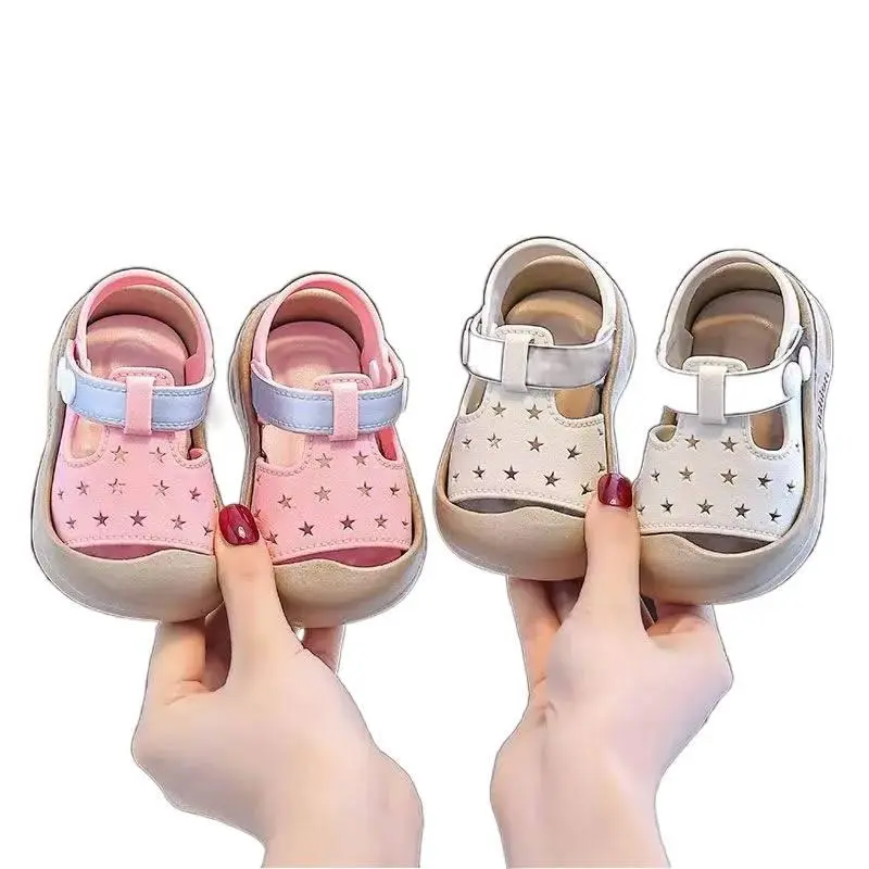2026 new model girls' closed-toe sandals, with a delicate and versatile design that is durable and attractive, featuring a soft and non-slip sole, suitable girls' daily outings and outdoor play
