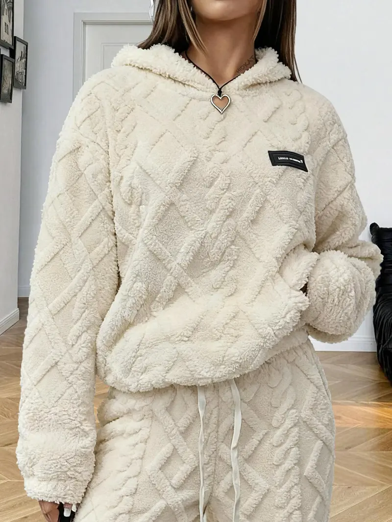 Lined hood with heart-shaped zipper pull